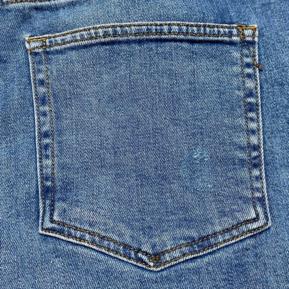 Gap 5” Jean Shorts Women’s 30 Distressed Casual Denim Cut Offs Raw Hem